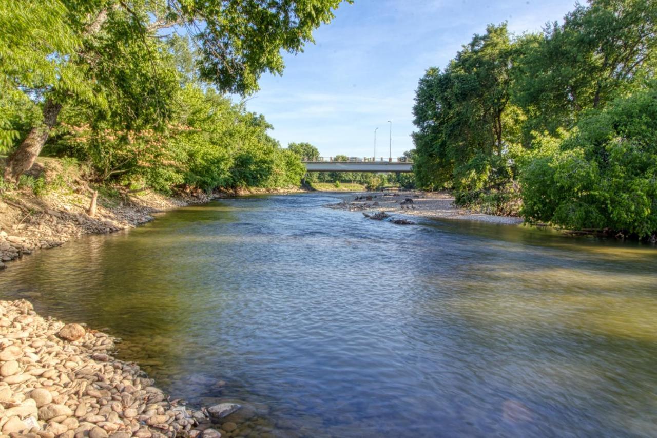 Fantastic Location! River And Mountain Views 2Br/2Ba Sleeps 6 Pigeon Forge Luaran gambar