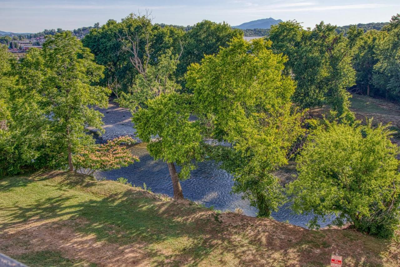 Fantastic Location! River And Mountain Views 2Br/2Ba Sleeps 6 Pigeon Forge Luaran gambar